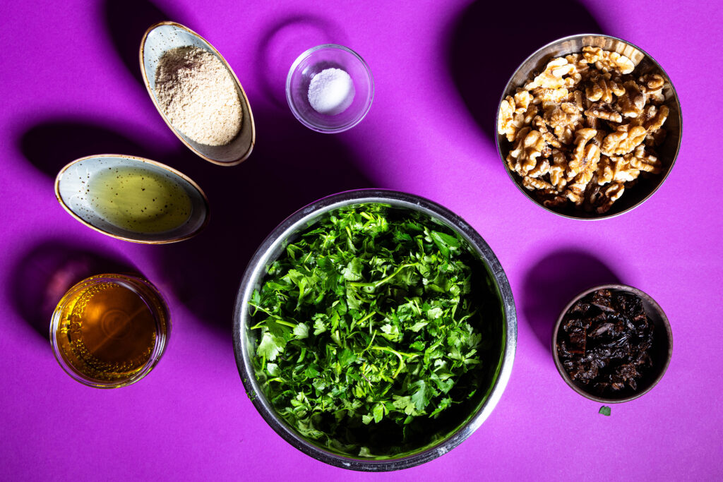 Alle Zutaten für das Petersilienpesto.