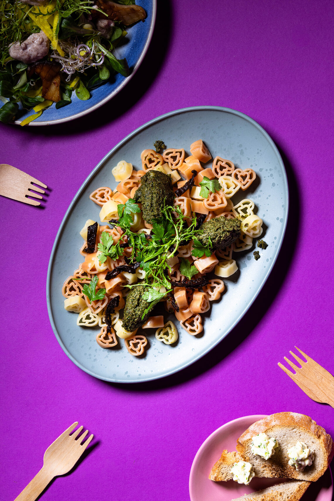 Petersilien-Walnuss-Tomaten-Pesto mit Herzchenpasta auf einem Teller