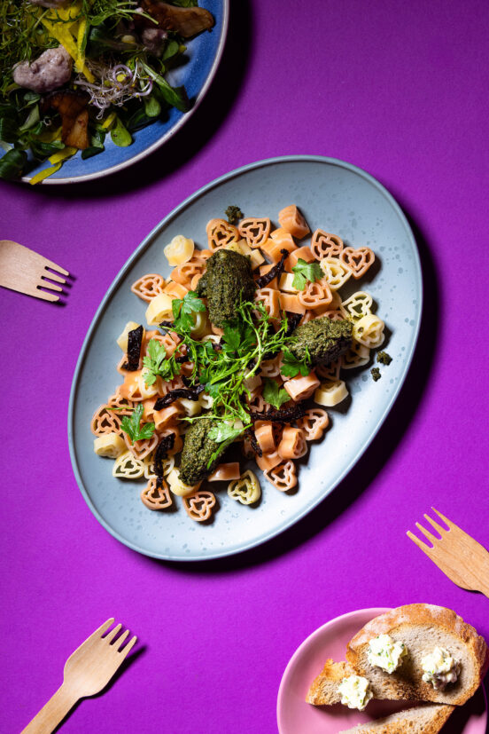 Petersilien-Walnuss-Tomaten-Pesto mit Herzchenpasta auf einem Teller