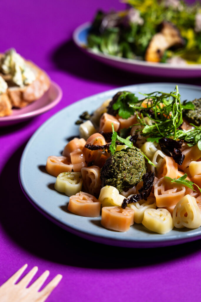 Petersilien-Walnuss-Tomaten-Pestoauf Herzchen-Pasta