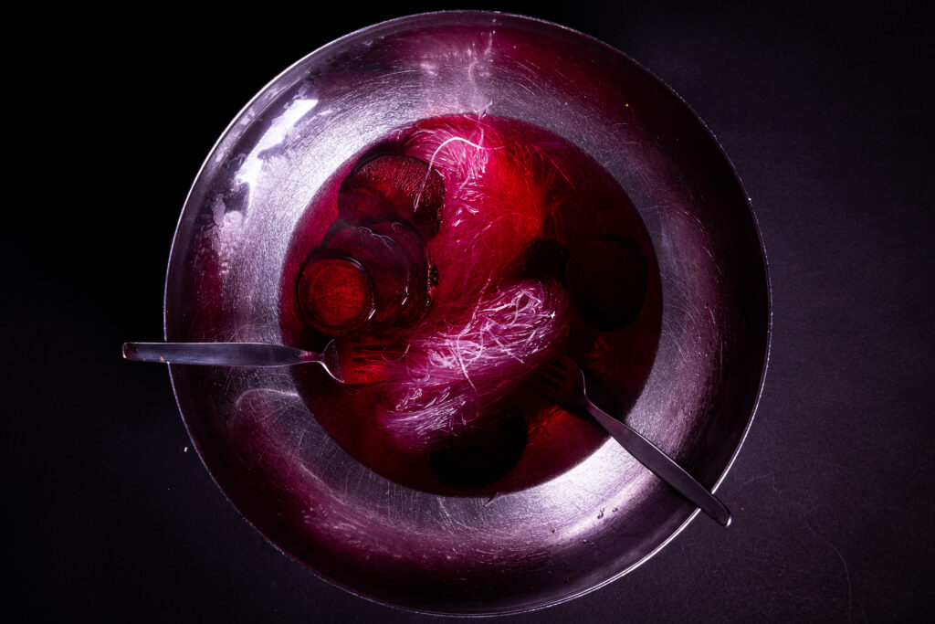 Glasnudeln, Rote Beete Scheiben und heißes Wasser in einer Schüssel.