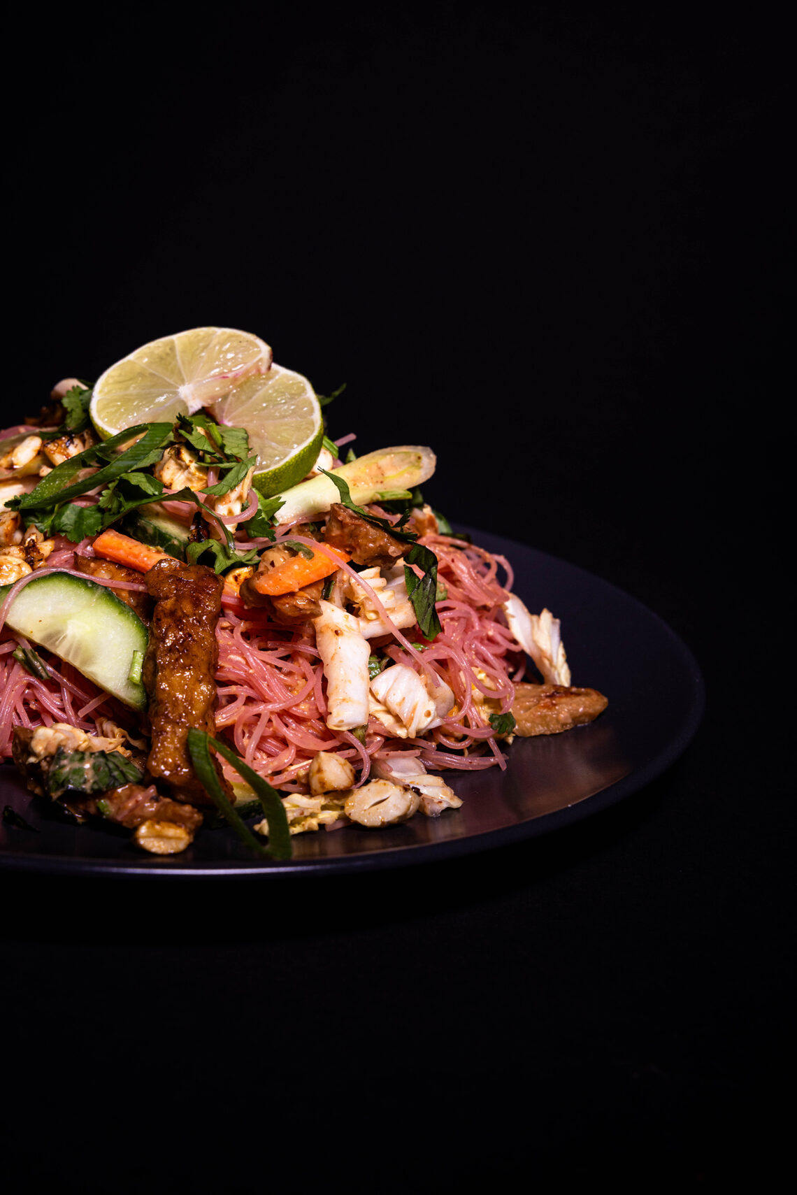 Pinker Glasnudelsalat - vegan mit Terriyake Seitan