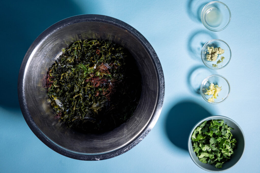 Algen quellen in einer Schüssel. Daneben weitere Zutaten.