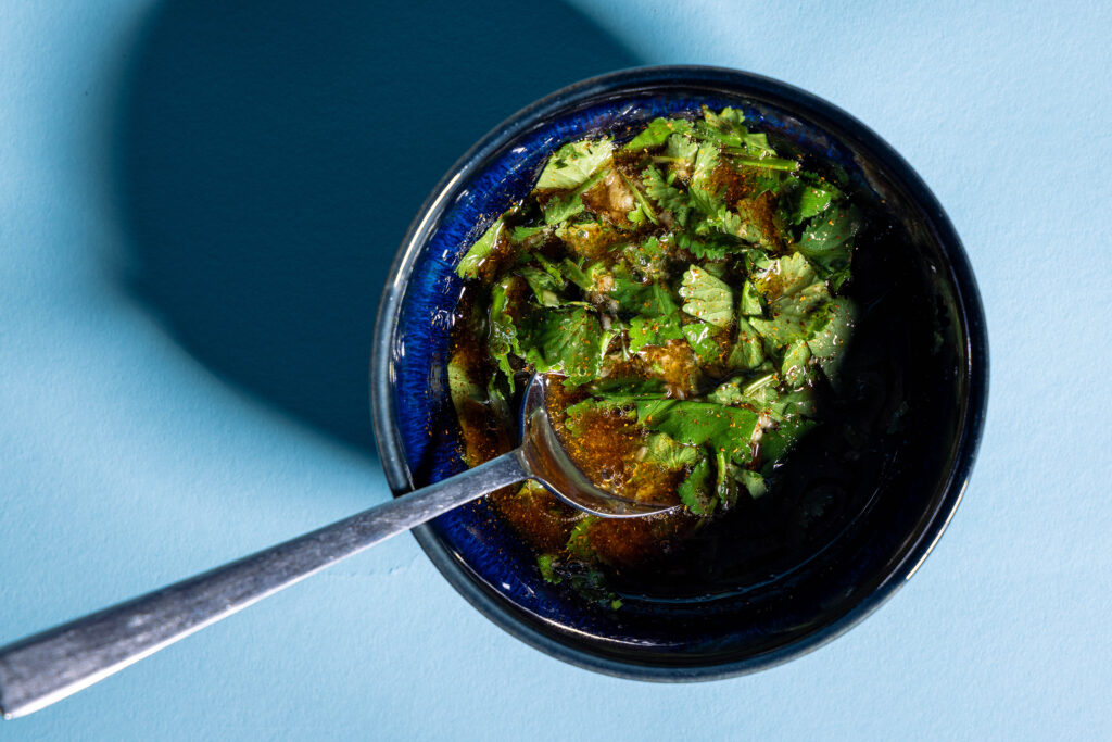 Eine Schale mit Dressing für japanischen Algensalat.