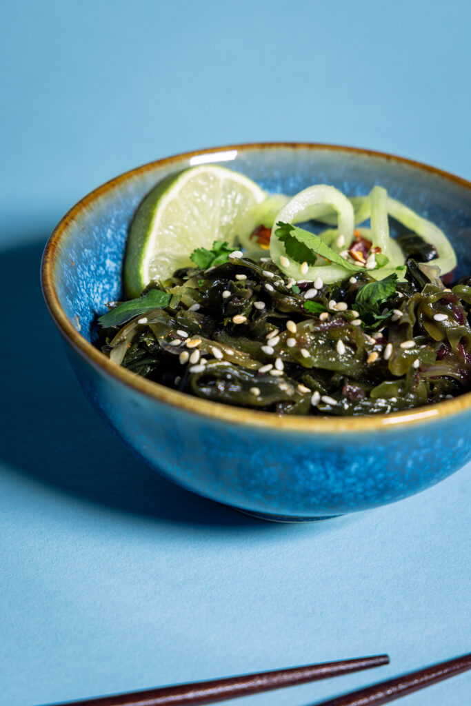 Wakame-Salat in einer Schale.