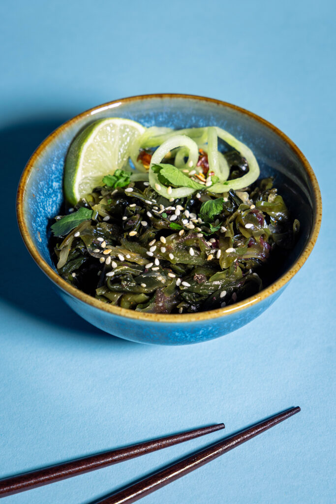 Wakame-Salat in einer blauen Schale.