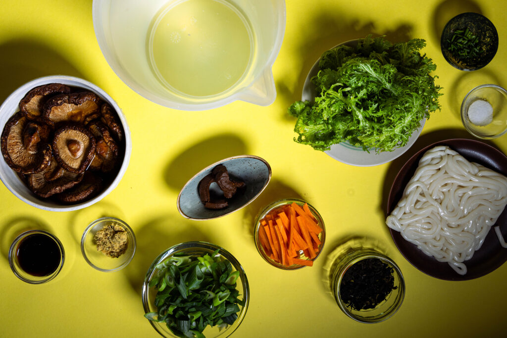 Alle Zutaten für die Miso-Suppe mit Wasabi-Senf-Blättern.