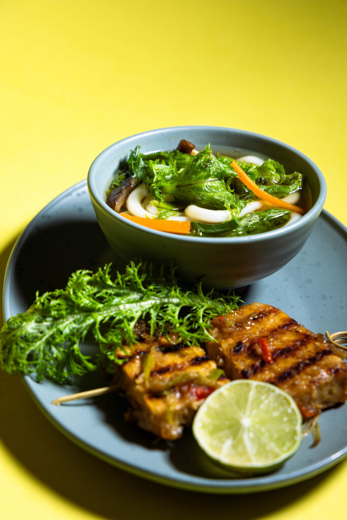 Miso-Suppe mit Wasabi-Senf-Blättern mit doppelt gegrilltem Tempeh in Chilisauce am Spieß