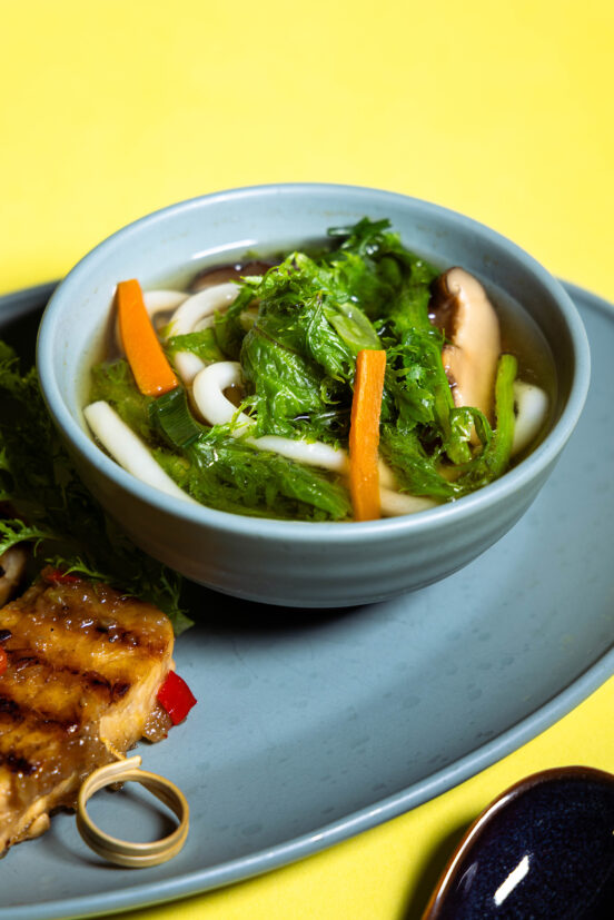 Miso-Suppe mit Wasabi-Senf-Blättern in einer Schale.