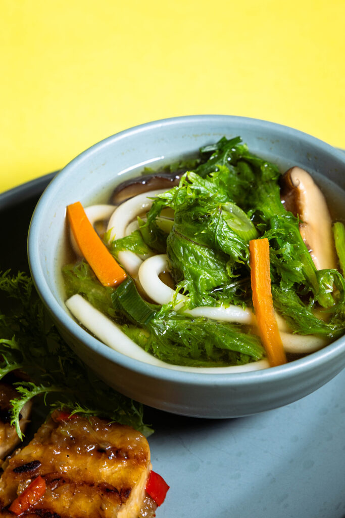 Miso-Suppe mit Wasabi-Senf-Blättern in einer Schale