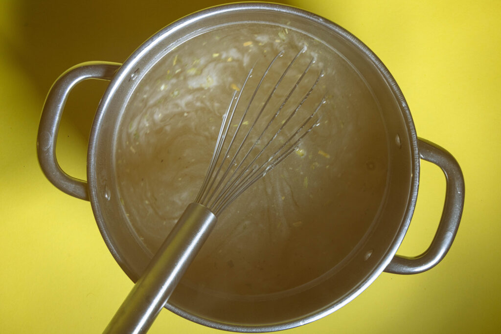 Misobrühe kocht in einem Topf.
