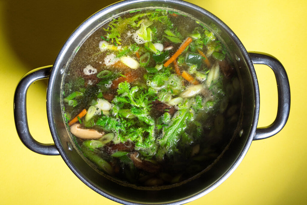 Miso-Suppe mit Wasabi-Senf in einem Kochtopf.
