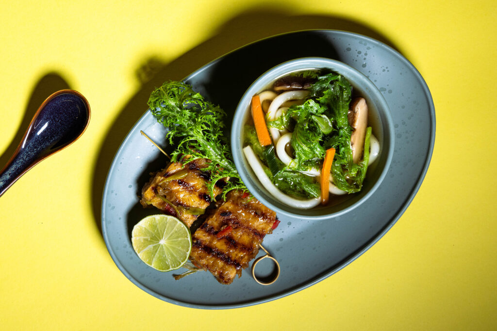 Meine Miso-Suppe mit Wasabi-Senf-Blättern in einer Schale, dazu ein Tempeh-Spieß