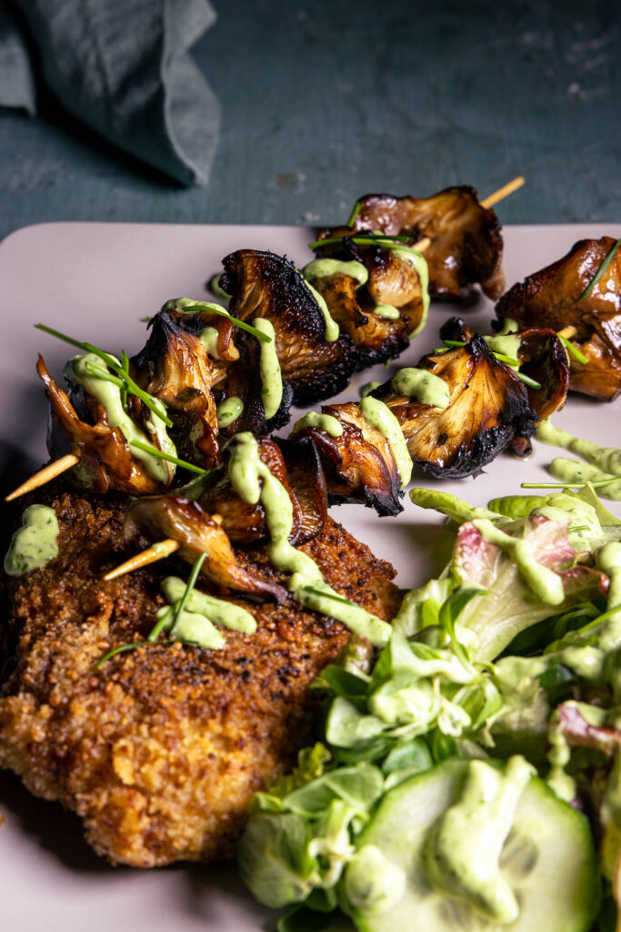 Austernseitlinge am Spieß mit veganem Schnitzel mit Bärlauchfüllung, Salat und Bärlauch-Aioli