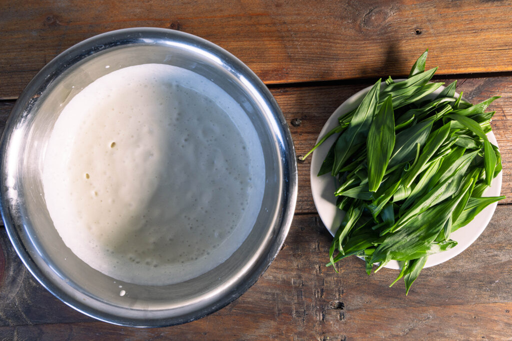 Die Zutaten: der vorher zubereitete, probiotische, vegane Frischkäse und frischer Bärlauch.