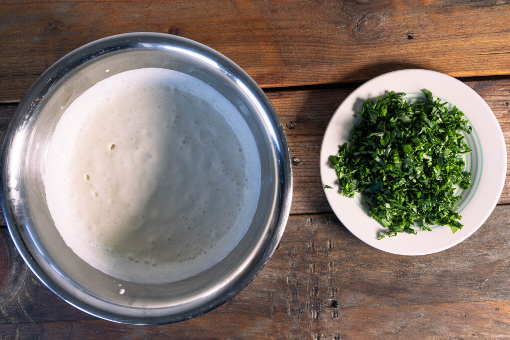 Die Zutaten: der vorher zubereitete, probiotische, vegane Frischkäse und gehackter Bärlauch.