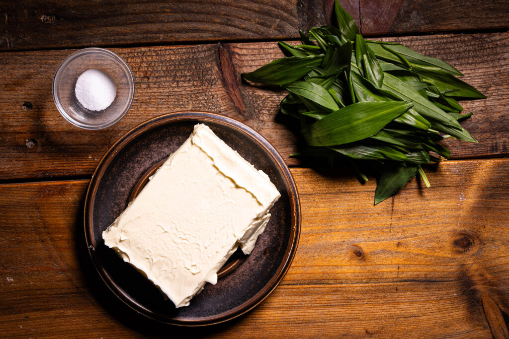 3 Zutaten für vegane Bärlauchbutter: frischer Bärlauch, Salz und vegane Butter.