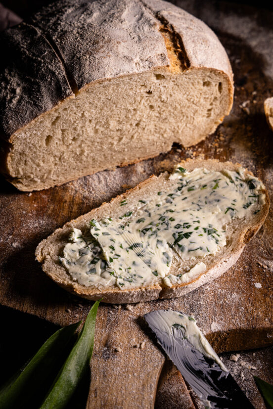 Bärlauchbutter, frisch verstrichen auf selsbtgebackenem Brot