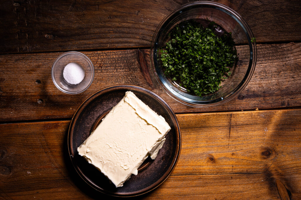 Frisch gehackter Bärlauch, Salz und vegane Butter.