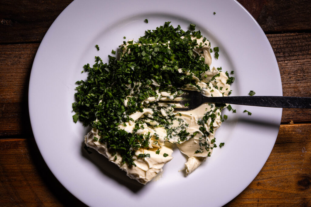 Bärlauchbutter wird angemixt.
