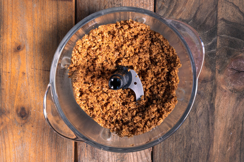 Zerkleinerte Röstzwiebeln in einer Küchenmaschine.