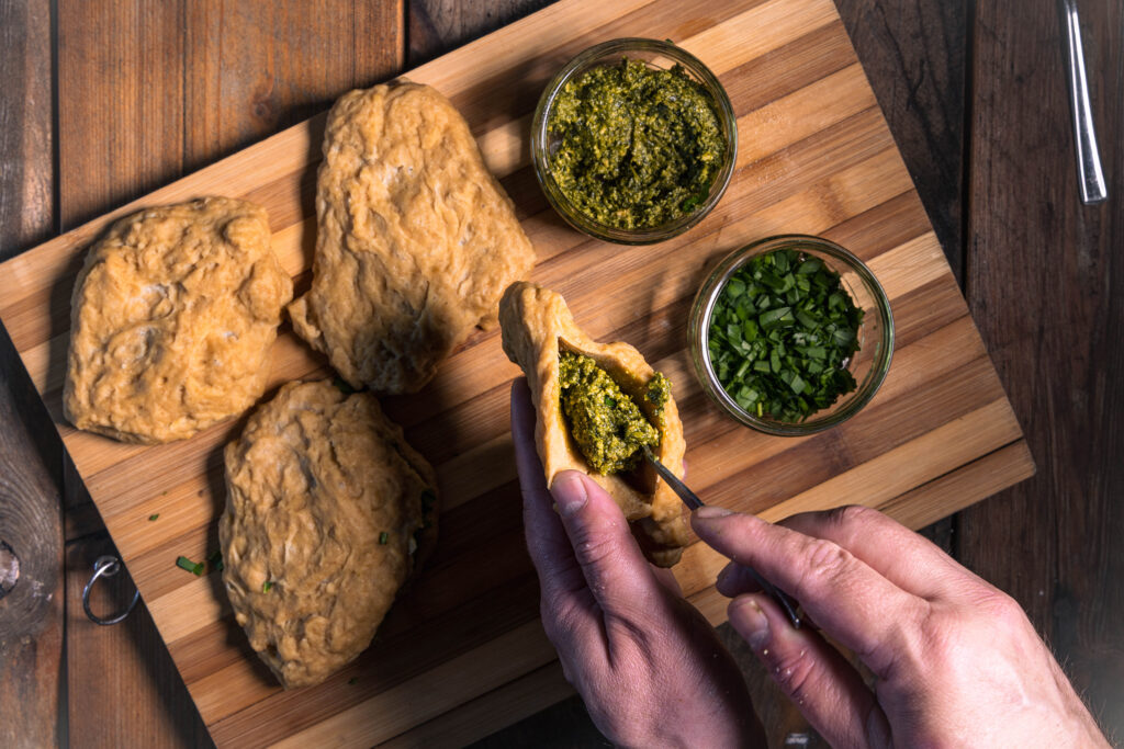 Vegane Schnitzel werde mit Brälauchpesto gefüllt.