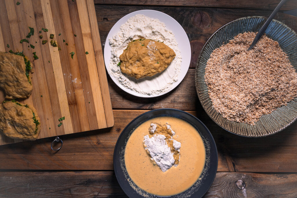 Eine Panierstraße für Röstzwiebelpanade.