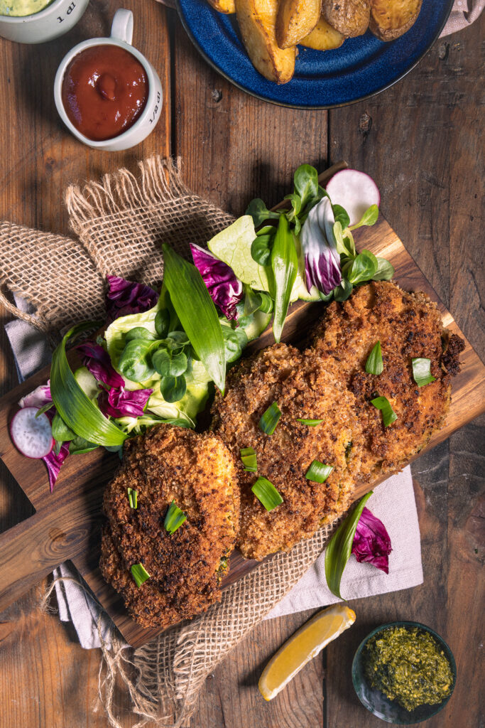 Mit Bärlauch gefülltes Schnitzel in Röstzwiebelpanade - vegan