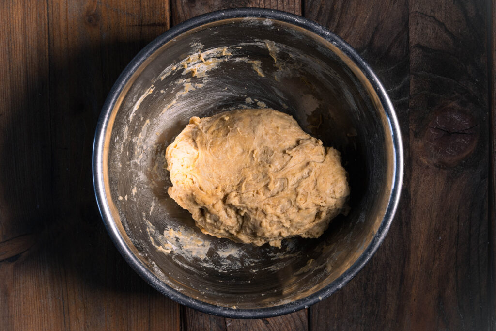 Roher Seitan in einer Schüssel.