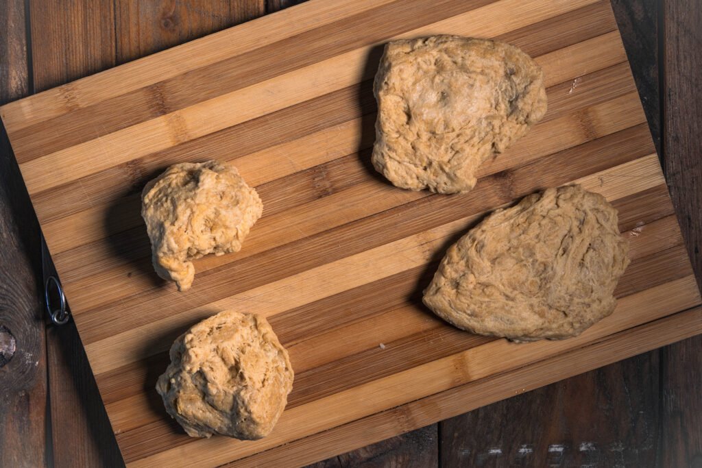 Seitanschnitzel werden aus der Rohmasse geformt.