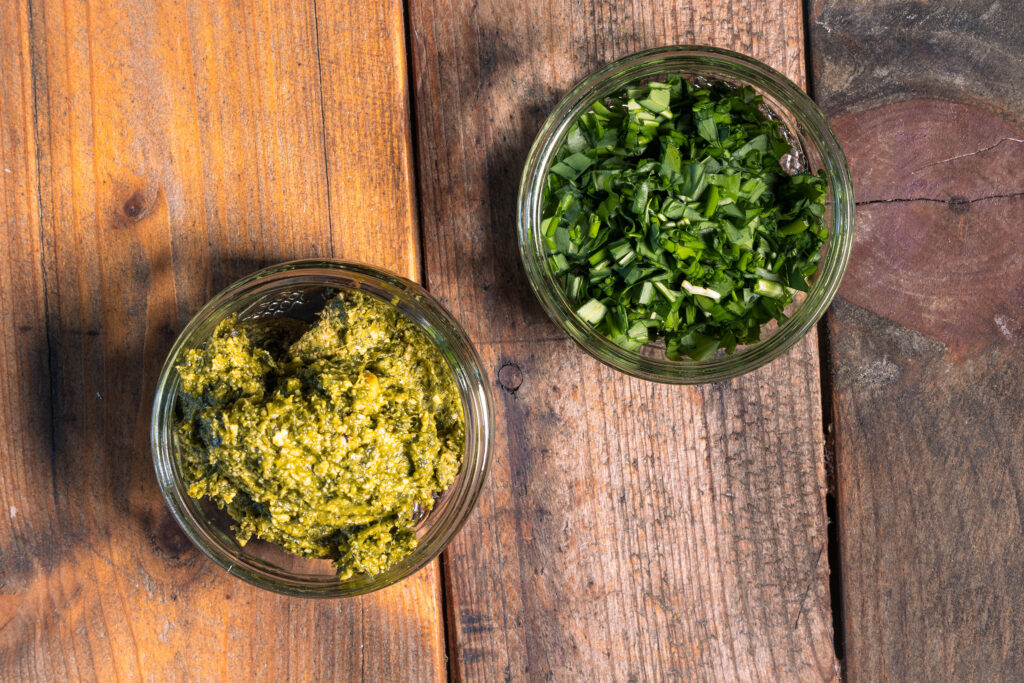Selbstgeamchtes Bärlauchpesto und frischer, gehackter Bärlauch.