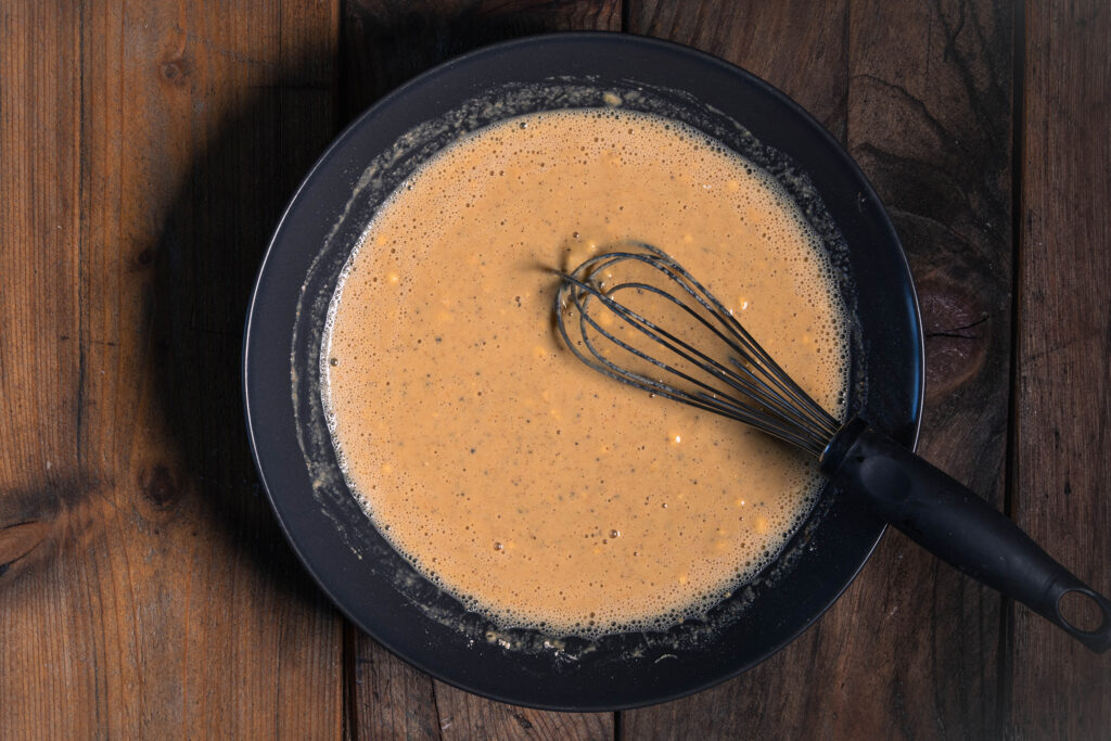 Flüssige, vegane Panade in einer Schale.