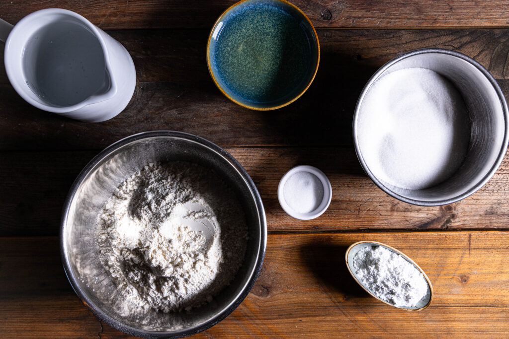 Alle Zutaten für einen veganen Biskuitboden.