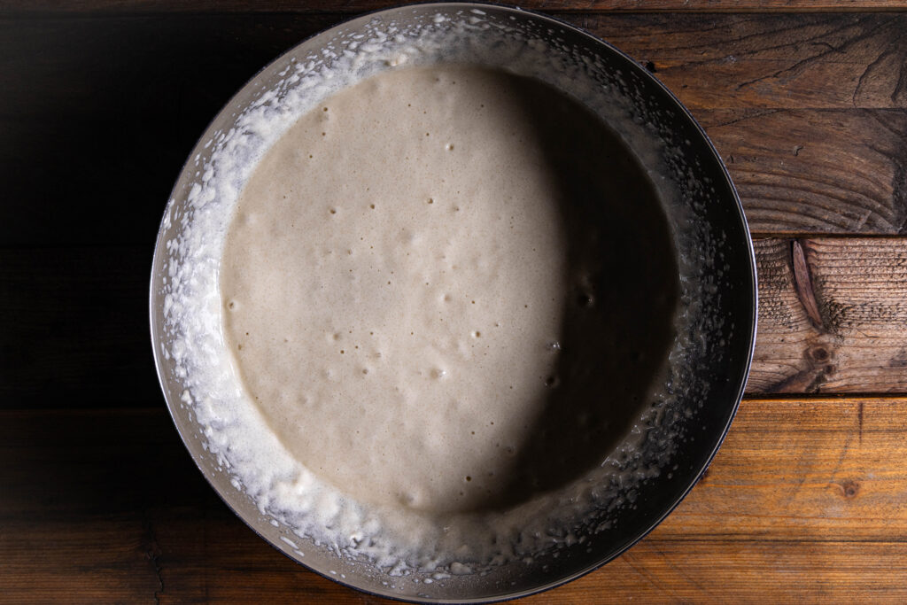 Eine veganer Biskuitteig in einer Schüssel