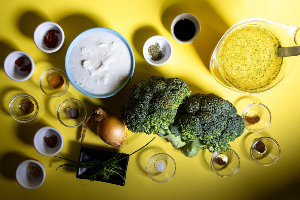 Alle Zutaten für die Brokkolicremesuppe.