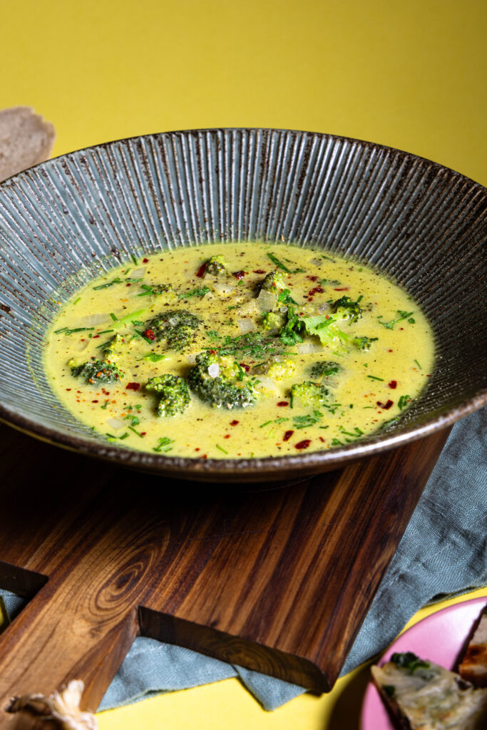 Brokkoli-Curry-Cremesuppe in einer Schale