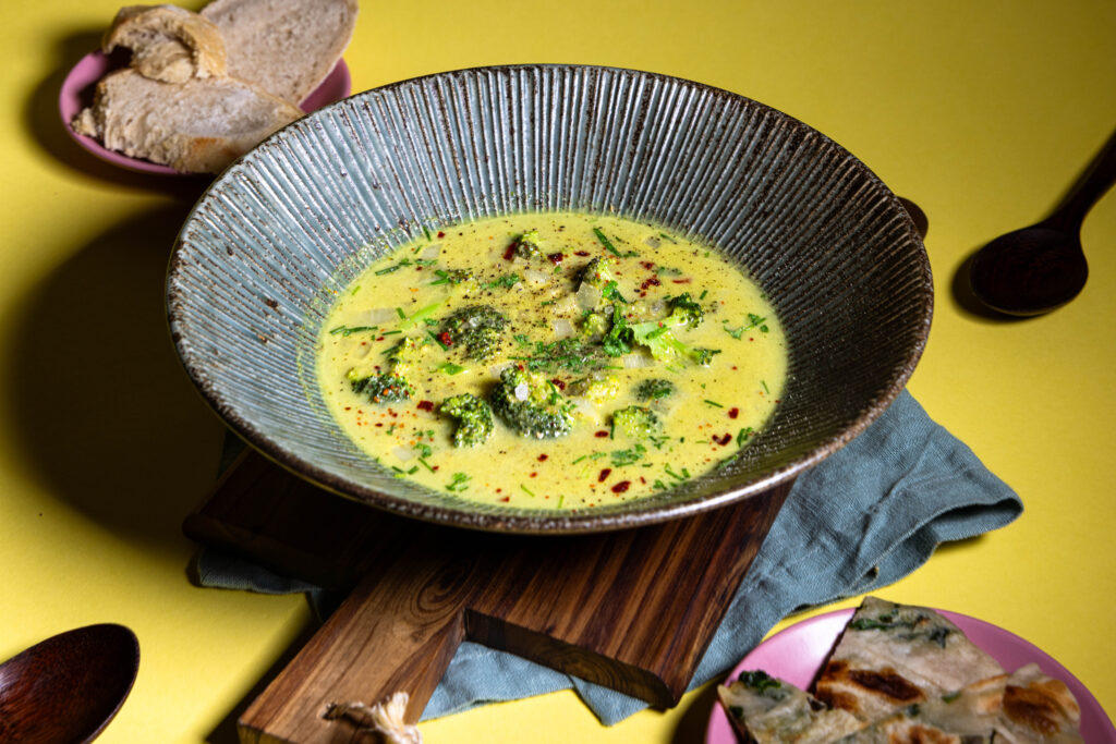 Brokkoli-Curry-Cremesuppe mit selbstgebackenem Kefir-Brot und Chinesischen Bärlauchpfannkuchen als Beilage.