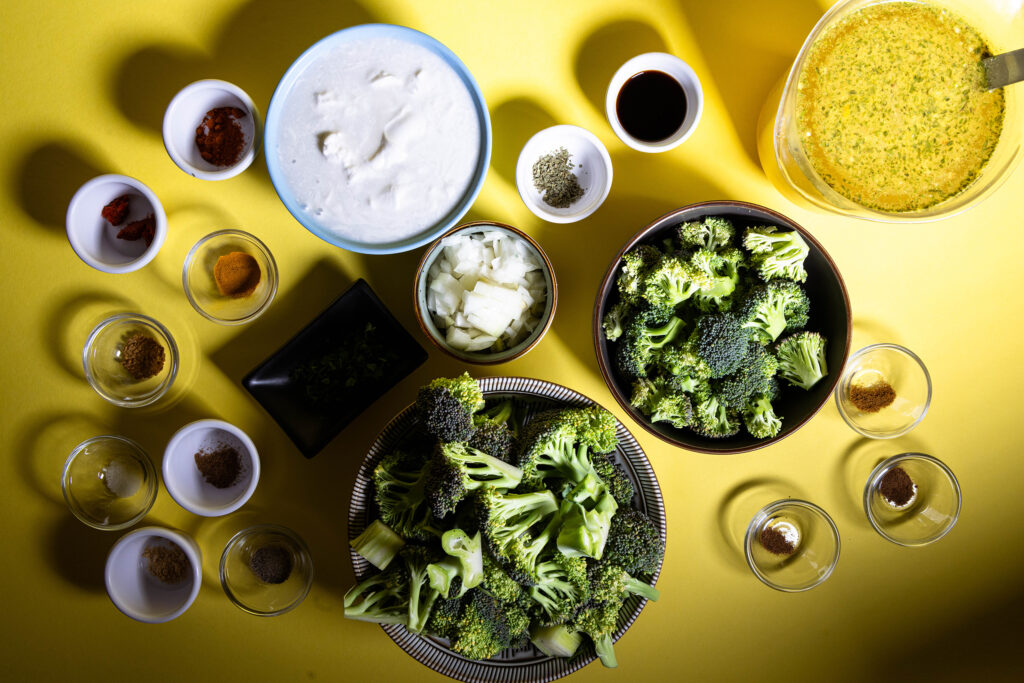Alle Zutaten für die Brokkolicremesuppe.