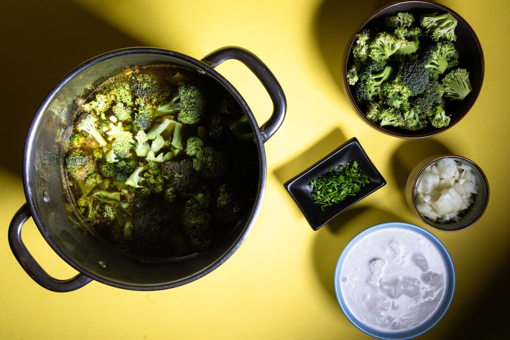 Eine Brokkolisuppe wird zubereitet.