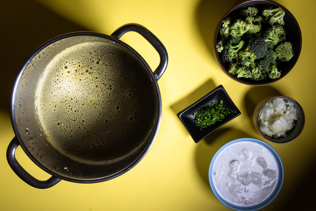 Eine Brokkolisuppe wird zubereitet.