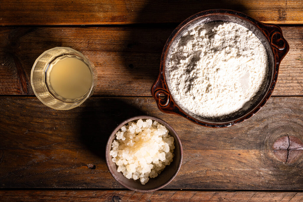 Die Zutaten für den Vorteig: Weizenmehl, Wasserkefirkristalle und Wasserkefir.