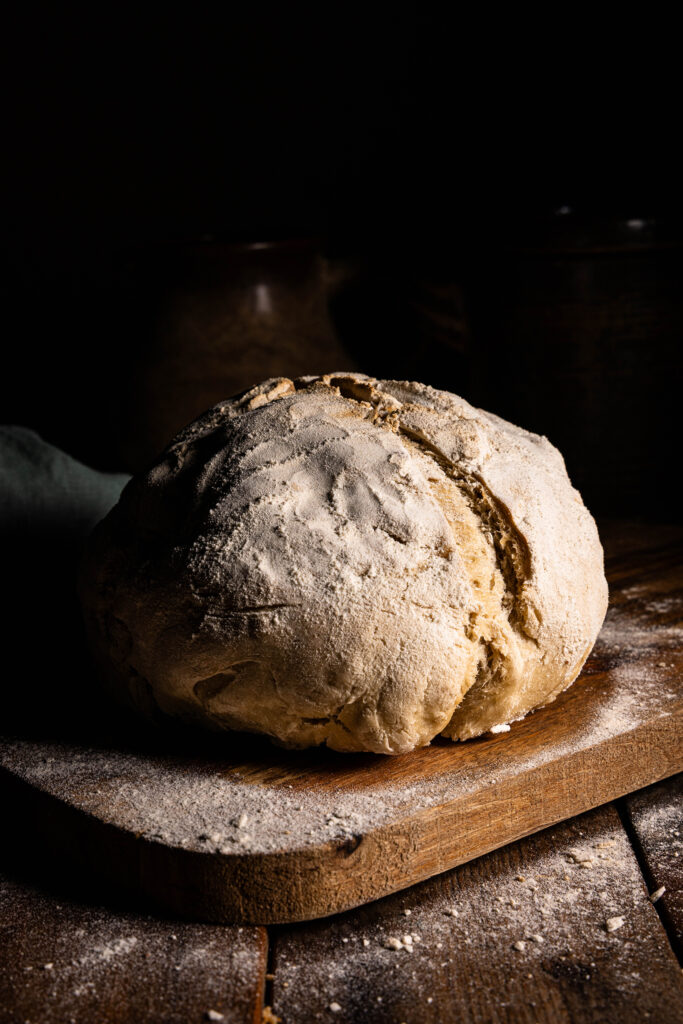 Kefirbrot auf einem Holzbrett