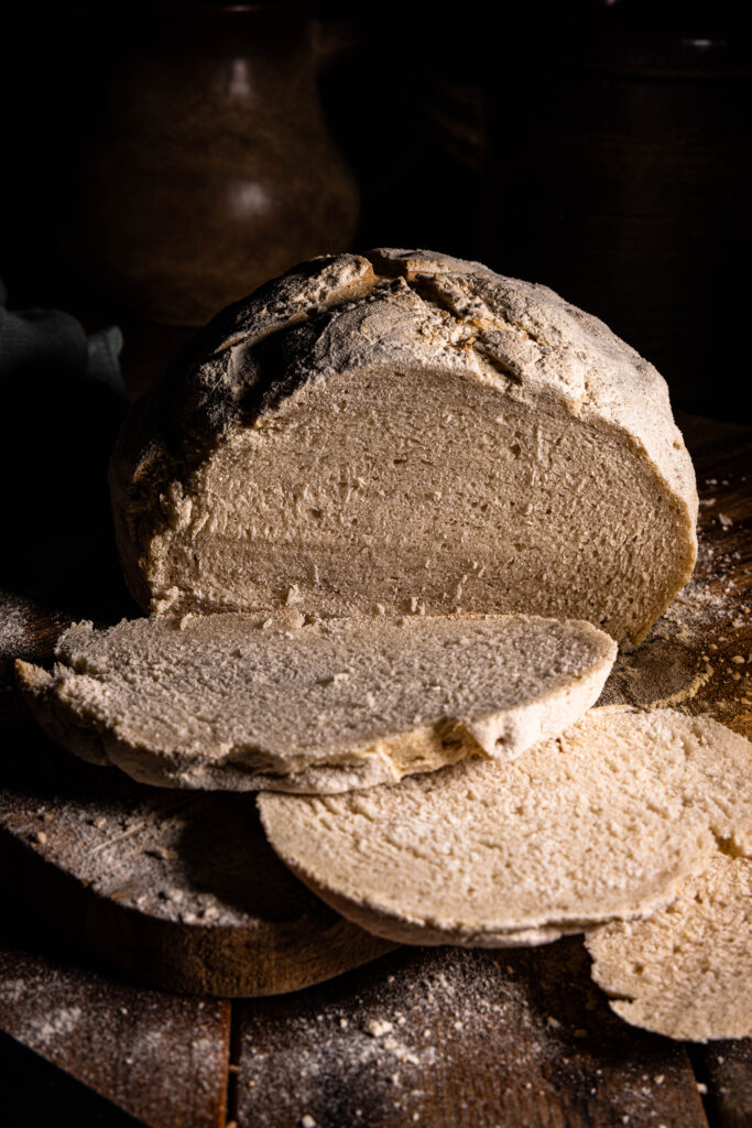 Wasserkefirbrot, angeschnitten auf einem Holzbrett