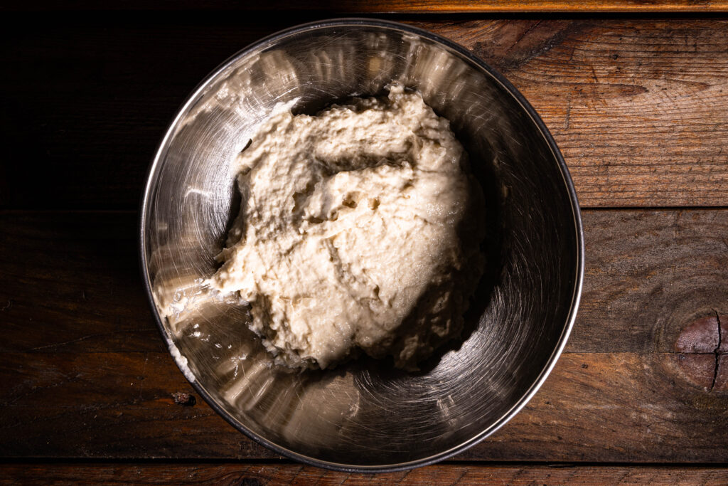 Ein frisch angesetzter Vorteig mit Wasserkefir in einer Schüssel.