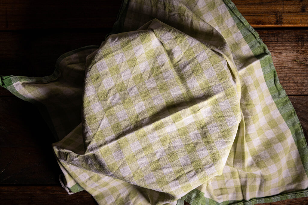 Eine Schale abgedeckt mit einem Küchentuch.