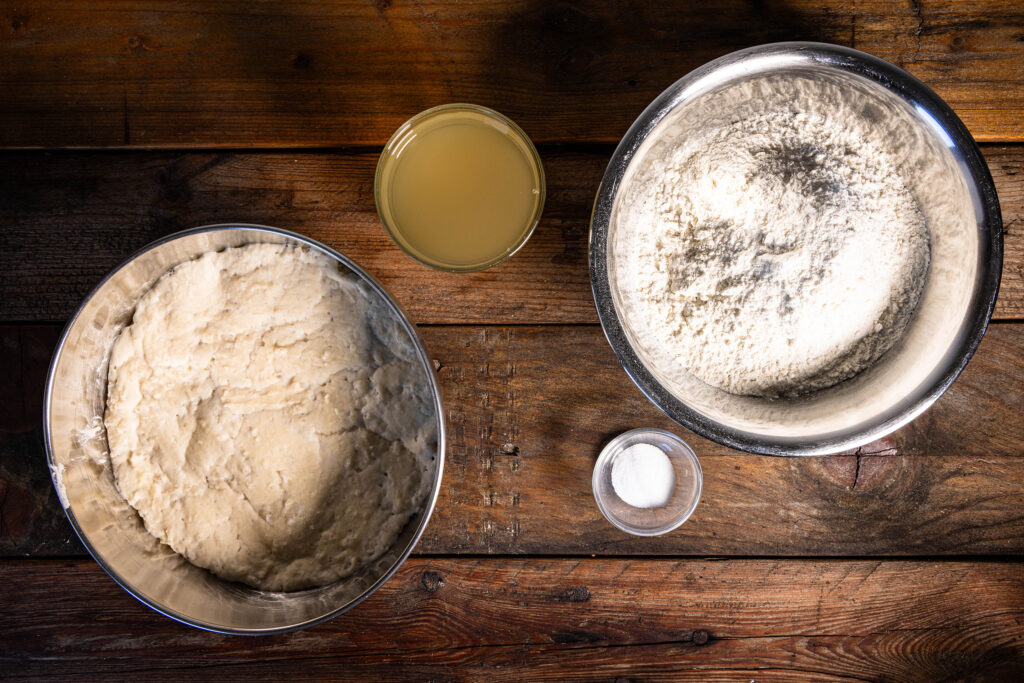 Die Zutaten für den Hauptteig: Weizenmehl, Kefir, Salz und der gegangene Vorteig.