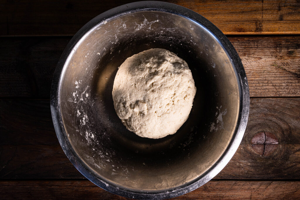 Ein Brotteig mit Kefir in einer Schale.