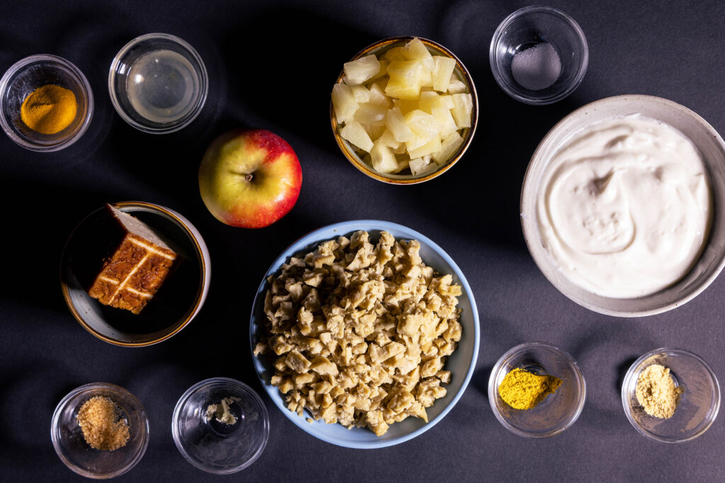 Alle Zutaten für den veganen Curry-Geflügelsalat.