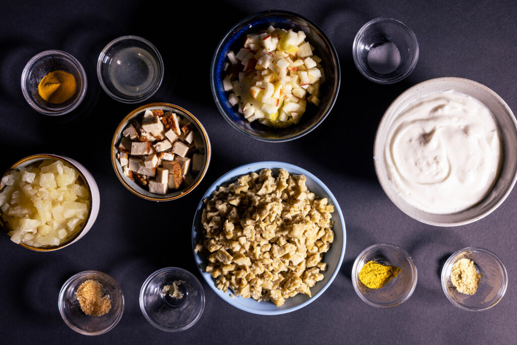 Alle Zutaten für den veganen Curry-Geflügelsalat. Klein geschnitten.