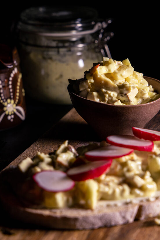 Curry-Geflügelsalat – in einer Schale und auf einem Brot